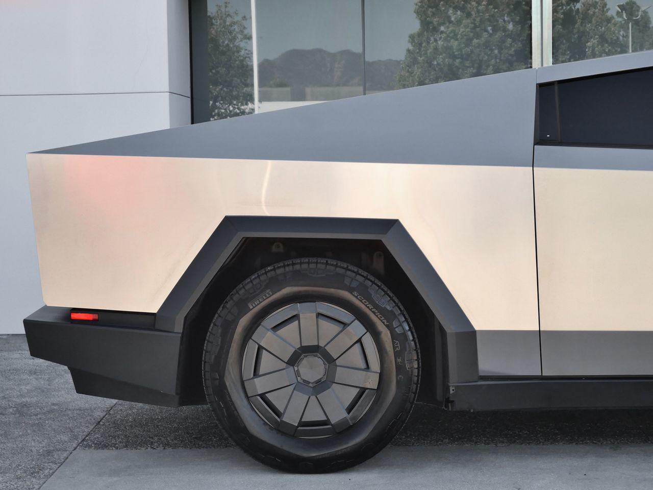 2025 Tesla Cybertruck Base - Photo 7