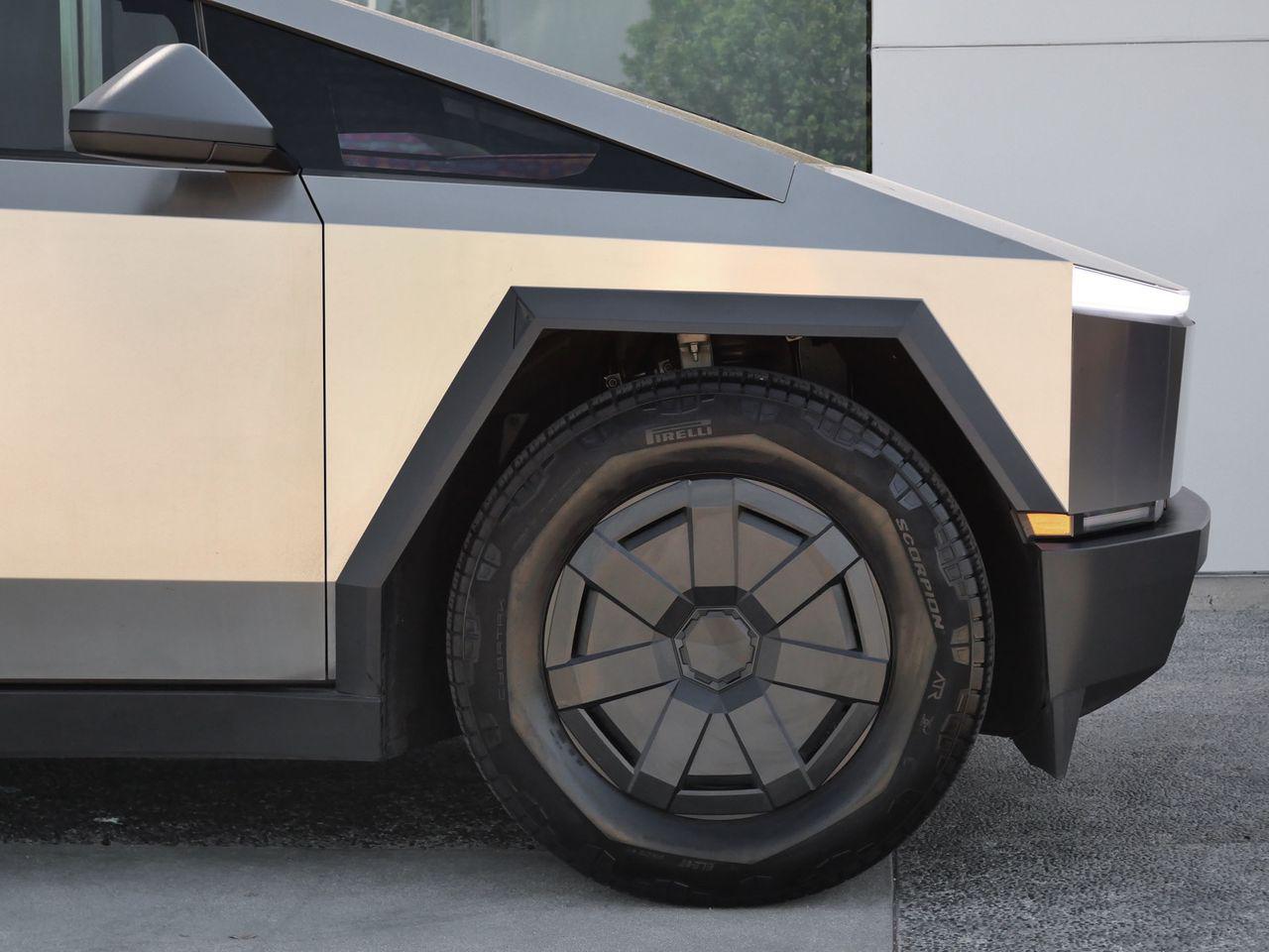 2025 Tesla Cybertruck Base - Photo 8