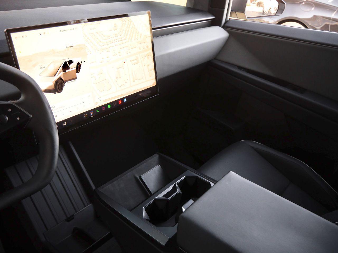2025 Tesla Cybertruck Base - Photo 13