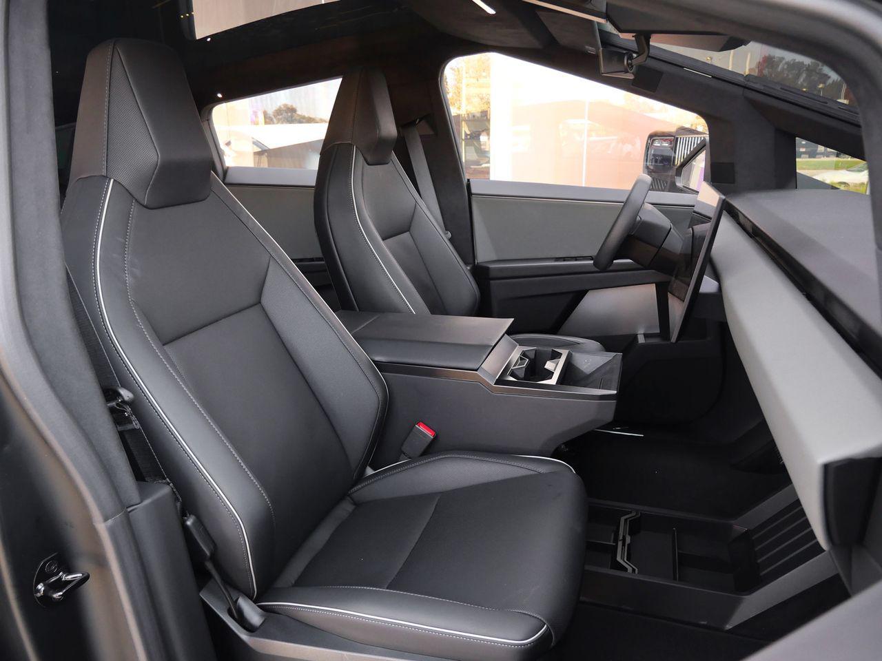 2025 Tesla Cybertruck Base - Photo 22