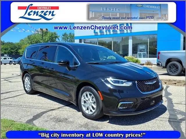 2026 Chrysler Pacifica Select for sale in Chaska, MN