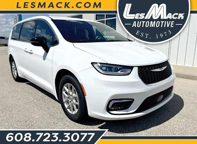 2025 Chrysler Pacifica Select for sale in Lancaster, WI