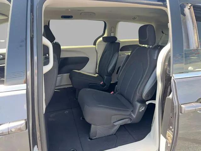 2022 Chrysler Voyager LX