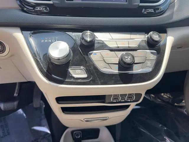 2022 Chrysler Voyager LX