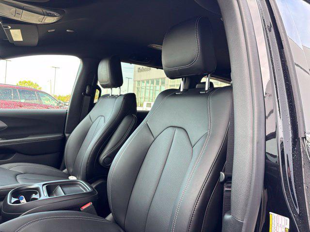 2027 Chrysler Pacifica Select AWD