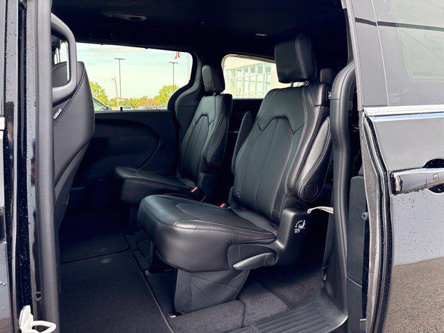 2027 Chrysler Pacifica Select AWD
