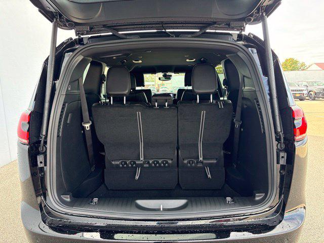 2027 Chrysler Pacifica Select AWD