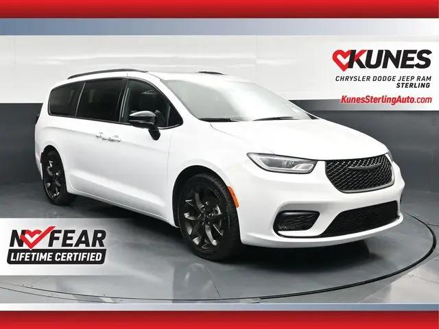 2025 Chrysler Pacifica Limited for sale in Sterling, IL