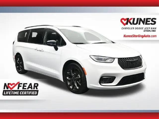 2025 Chrysler Pacifica Limited for sale in Sterling, IL