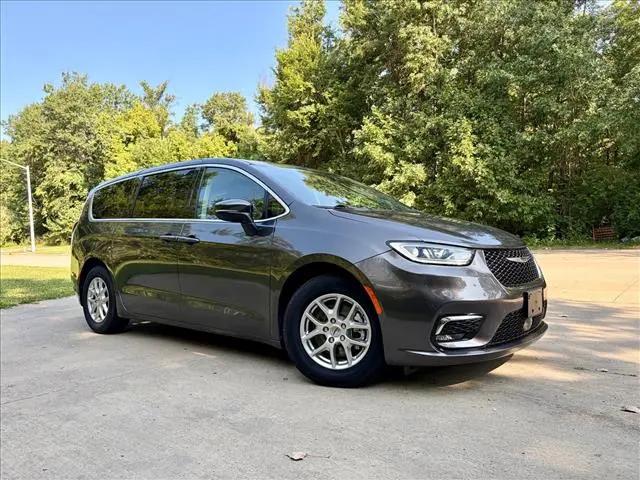 2023 Chrysler Pacifica Touring L for sale in Salem, IL