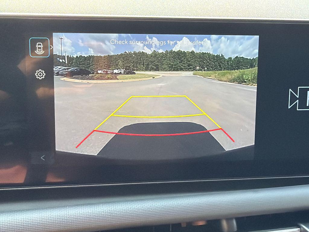 New 2027 White Hyundai SE FWD image 29