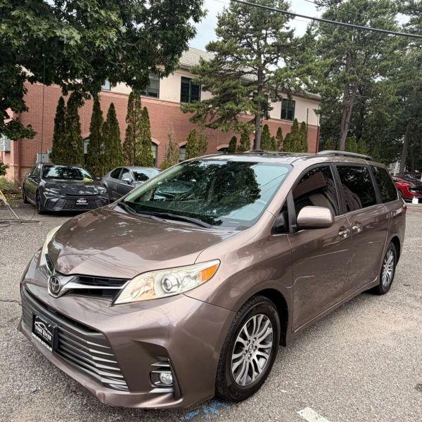 2018 Toyota Sienna XLE 8 Passenger for sale in Toms River, NJ