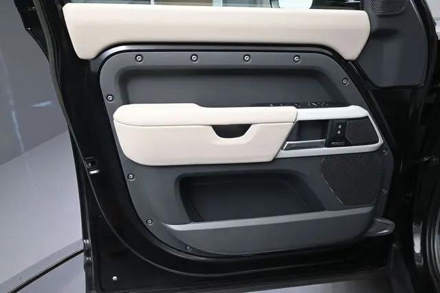 2023 Land Rover Defender 110 SE