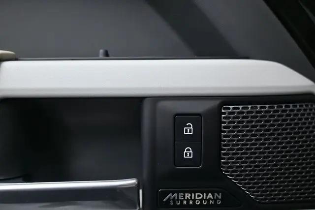 2023 Land Rover Defender 110 SE