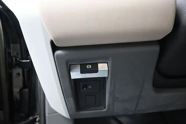 2023 Land Rover Defender 110 SE