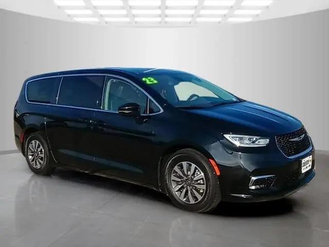 2023 Chrysler Pacifica Hybrid Touring L for sale in Pleasant Hill, IA