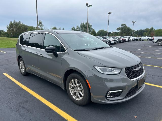 2025 Chrysler Pacifica Select for sale in Saukville, WI