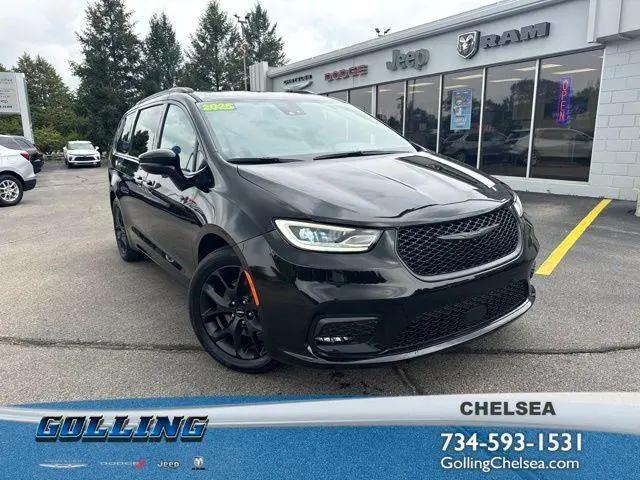 2025 Chrysler Pacifica Limited for sale in Chelsea, MI