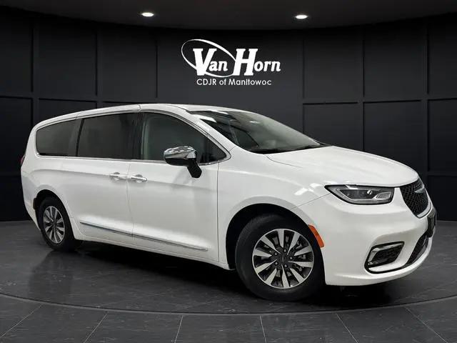 2023 Chrysler Pacifica Hybrid Limited for sale in Manitowoc, WI