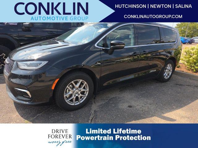 2023 Chrysler Pacifica Touring L for sale in Hutchinson, KS
