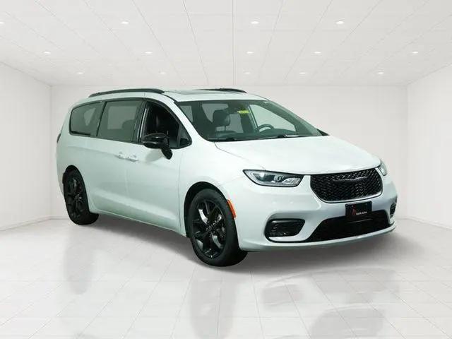 2025 Chrysler Pacifica Limited for sale in Shakopee, MN