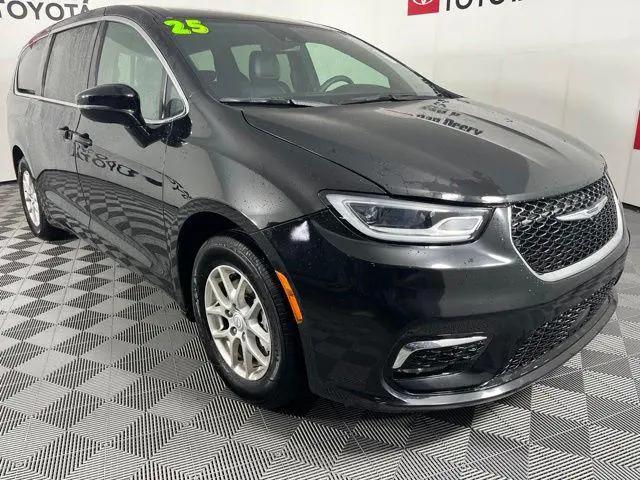2025 Chrysler Pacifica Select for sale in Cedar Falls, IA