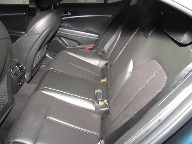 2023 Genesis G70 2.0T RWD
