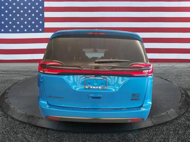 2027 Chrysler Pacifica Select