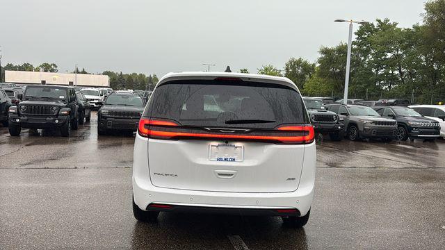 2027 Chrysler Pacifica Select AWD