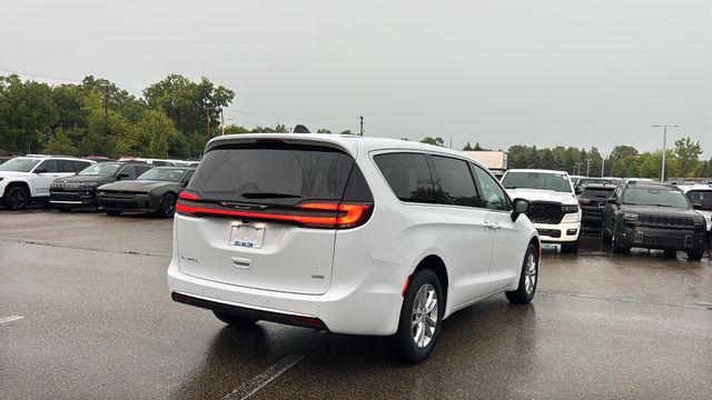2027 Chrysler Pacifica Select AWD