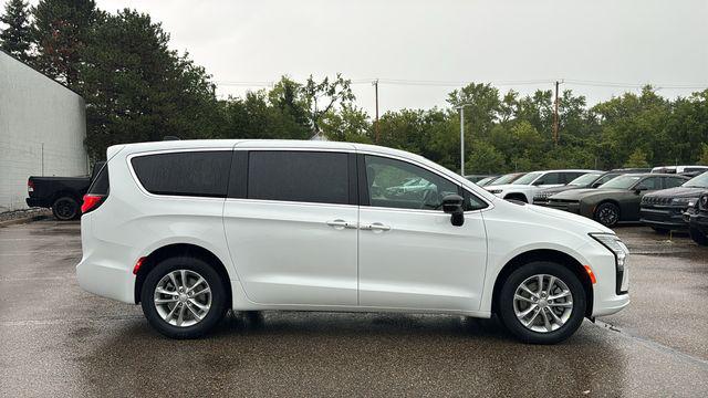 2027 Chrysler Pacifica Select AWD
