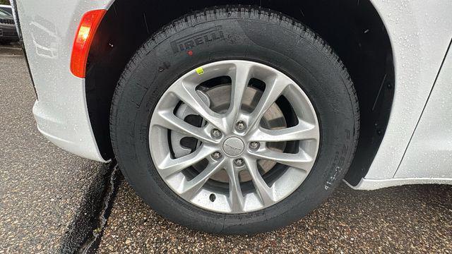 2027 Chrysler Pacifica Select AWD