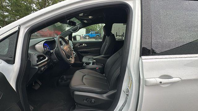 2027 Chrysler Pacifica Select AWD