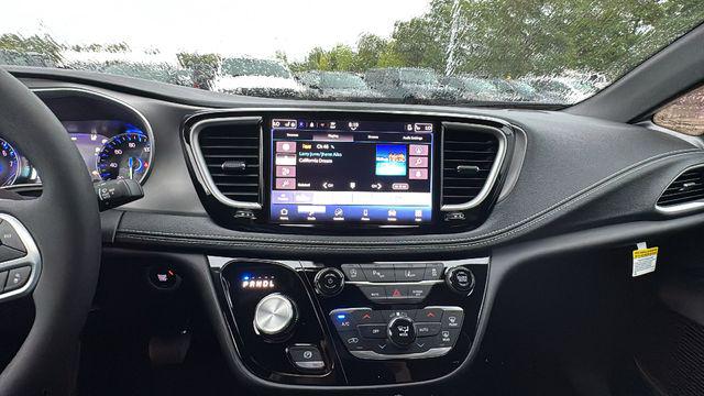 2027 Chrysler Pacifica Select AWD