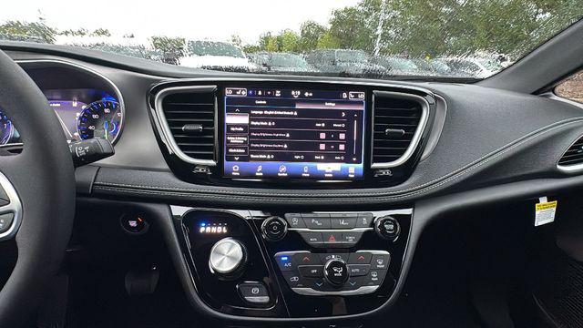 2027 Chrysler Pacifica Select AWD
