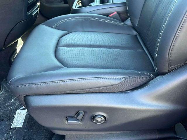 2027 Chrysler Pacifica Select AWD