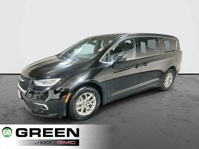 2025 Chrysler Pacifica Select for sale in Davenport, IA
