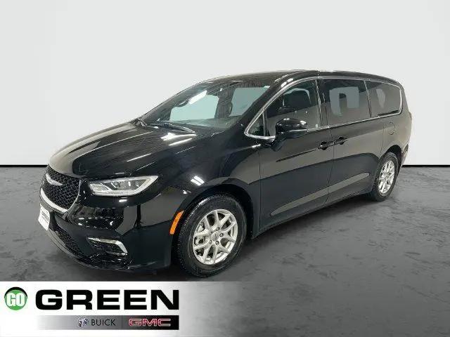 2025 Chrysler Pacifica Select for sale in Davenport, IA