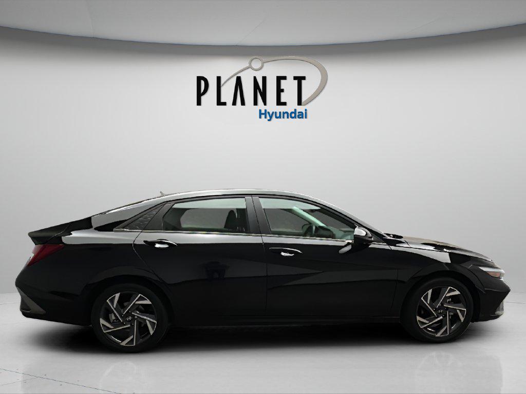 2025 Hyundai Elantra Limited - Photo 8