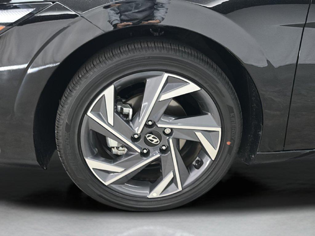 2025 Hyundai Elantra Limited - Photo 9