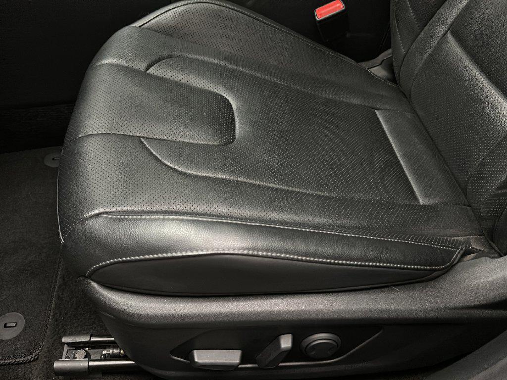2025 Hyundai Elantra Limited - Photo 12