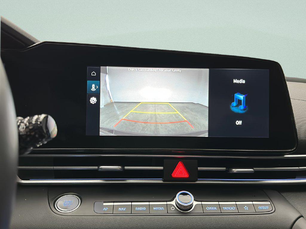 2025 Hyundai Elantra Limited - Photo 28
