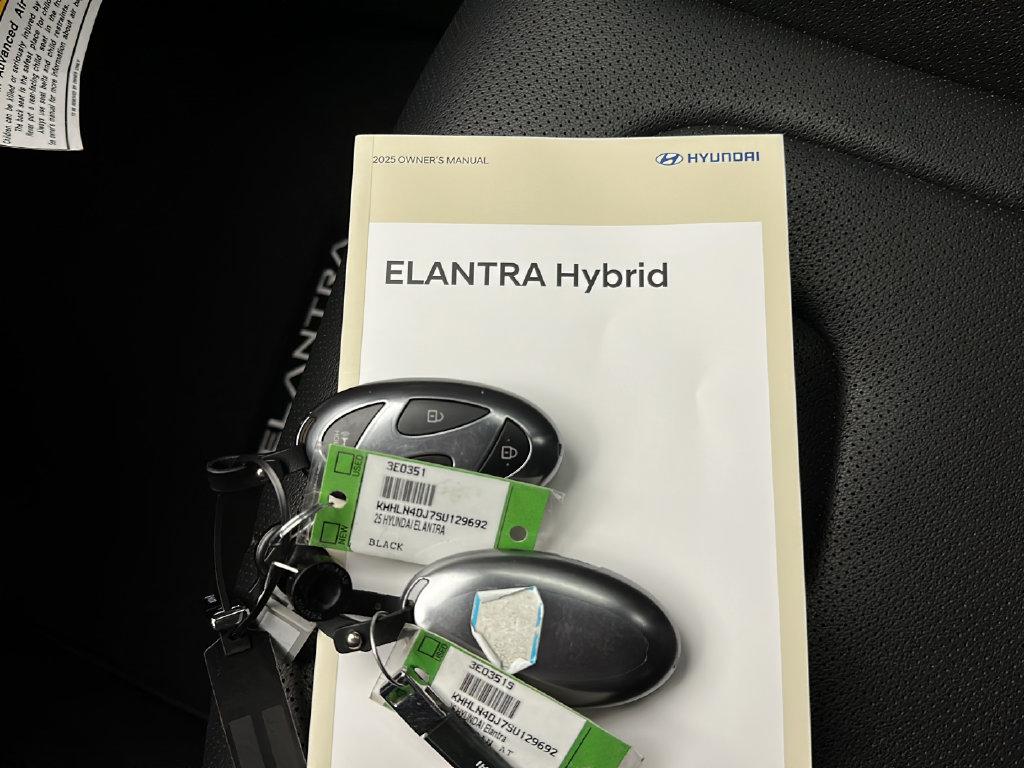 2025 Hyundai Elantra Limited - Photo 32