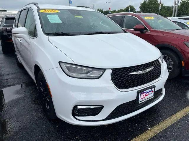 2022 Chrysler Pacifica Touring L for sale in Moline, IL