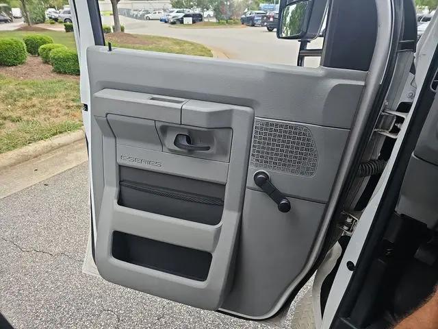2015 Ford E-350 Cutaway E-350