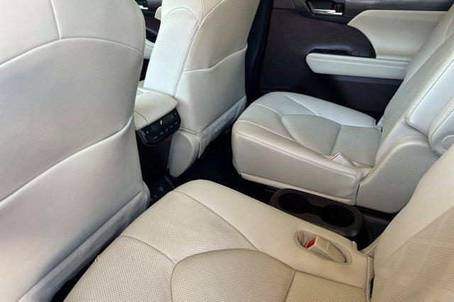 2021 Toyota Highlander Hybrid Platinum