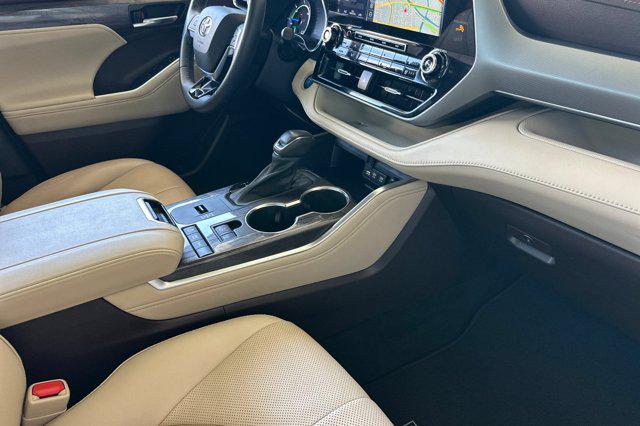 2021 Toyota Highlander Hybrid Platinum