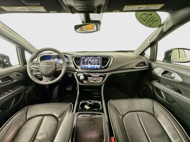 2025 Chrysler Pacifica Hybrid Premiuim S Appearance Package