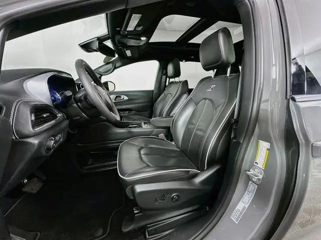 2025 Chrysler Pacifica Hybrid Premiuim S Appearance Package