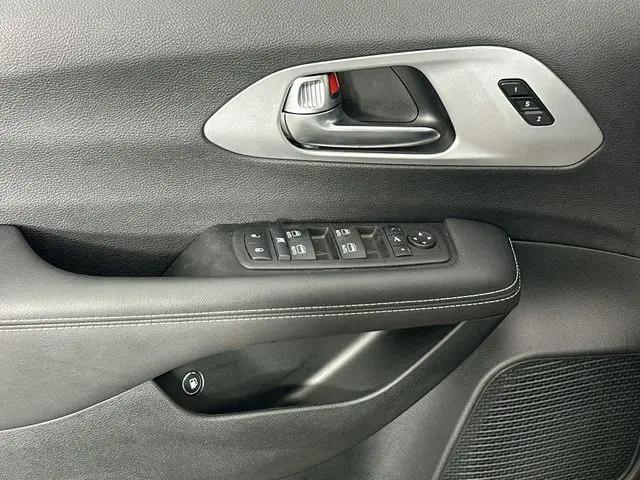 2025 Chrysler Pacifica Hybrid Premiuim S Appearance Package